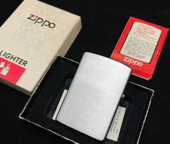 Зажигалка Zippo Classic серебристого цвета с логотипом zippo Ветрозащитная коллекция в коробке